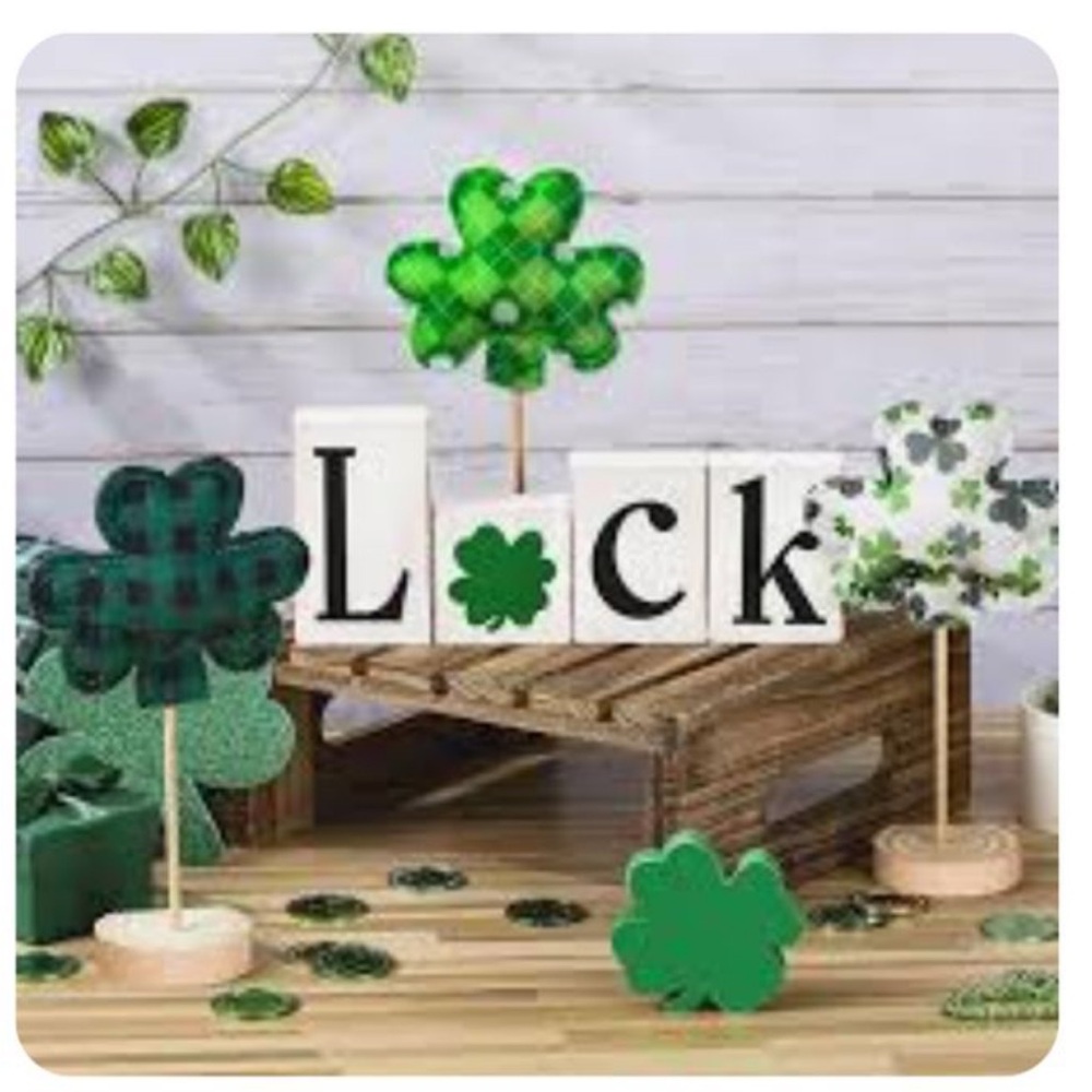 8 piece St Patrick’s Day decor. New